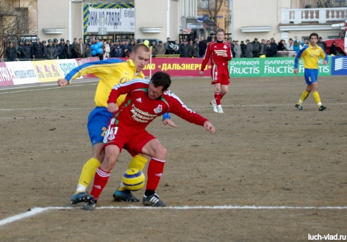 Алексей Архипов борется за мяч